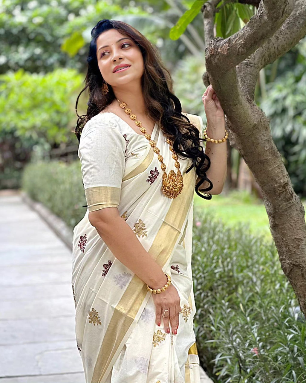 Rose Embroidered Cotton Saree